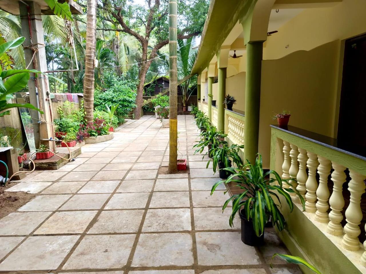 One Love Guest House Morjim Exterior foto